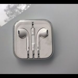 Apple EarPods with Headphone Plug